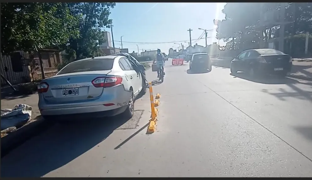 Las ciclistas disfrutan las ciclovías pero aún deben lidiar con obstáculos