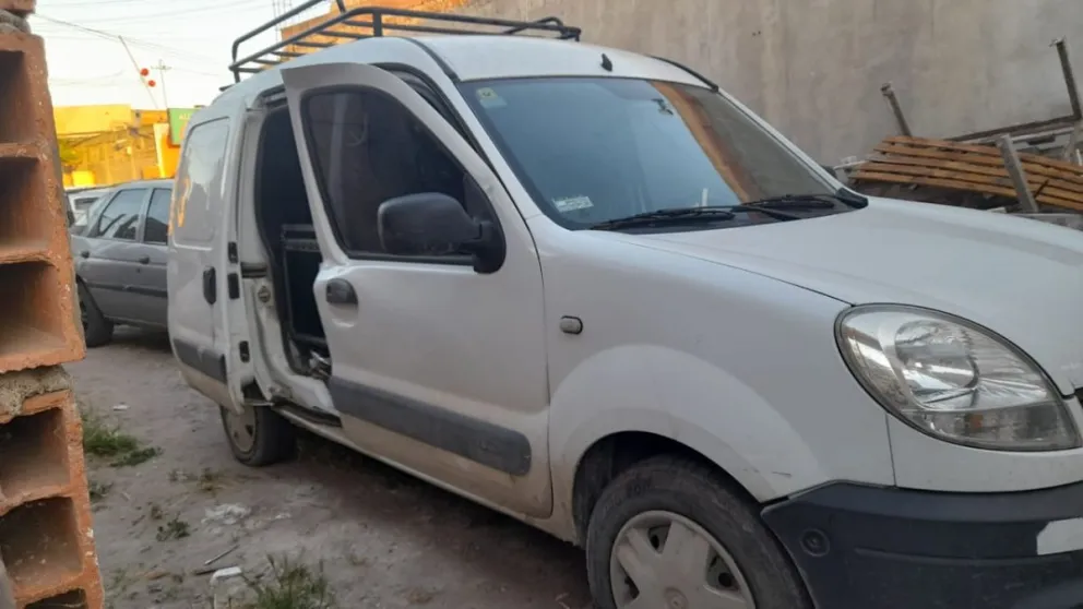 A plena luz y mientras estaban en su casa sufrieron un robo millonario en equipos