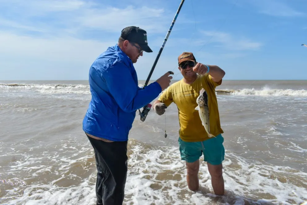 El pez gallo tiene su fiesta y  una playa repleta de pescadores sale a buscarlo en El Cóndor