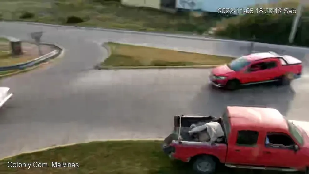 Bajando el puente el conductor de una camioneta se cruzó de carril y casi choca a dos motociclistas