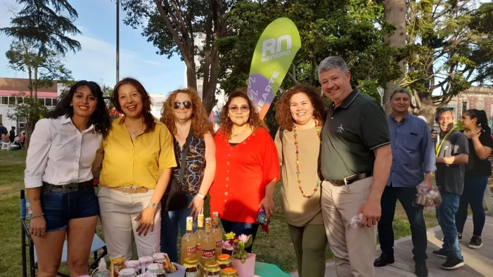 La plaza Alsina se llenó de vecinos que participaron del cierre de los talleres Emprender y Recrearte