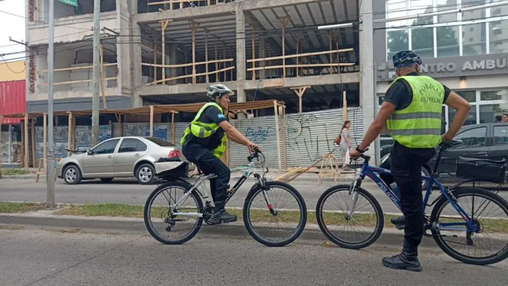 Peligro en una obra: se cayó una madera y golpeó a una transeúnte