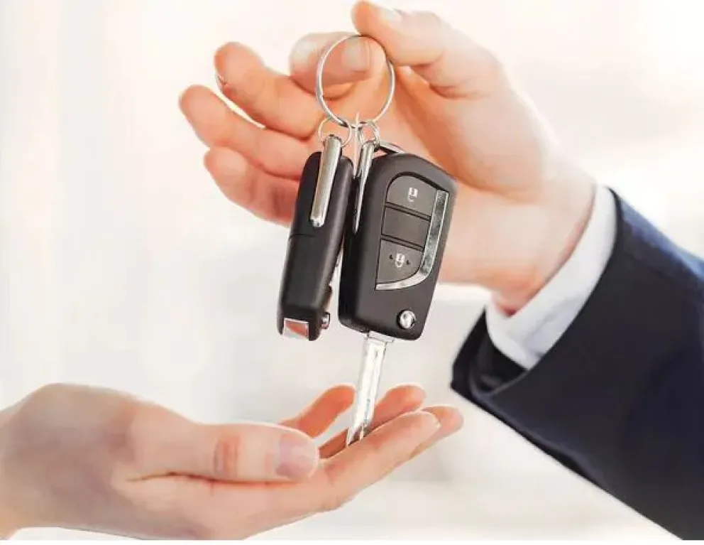 Condena sobre ruedas: fuertes multas a concesionaria y automotriz por demorar la entrega de un auto