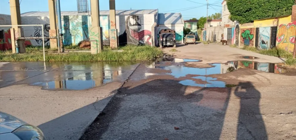 Preocupación en el Ceferino por un tanque de agua pinchado: temen que se caiga hacia el jardín