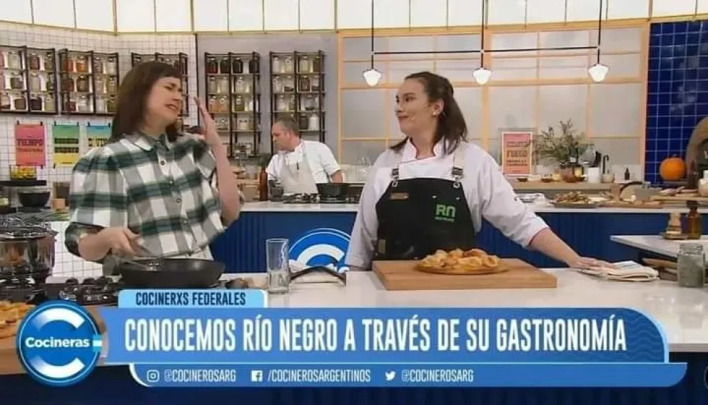 Ailín Fogwill preparó en la tele una pizza bien grutense: con algas y agua de mar