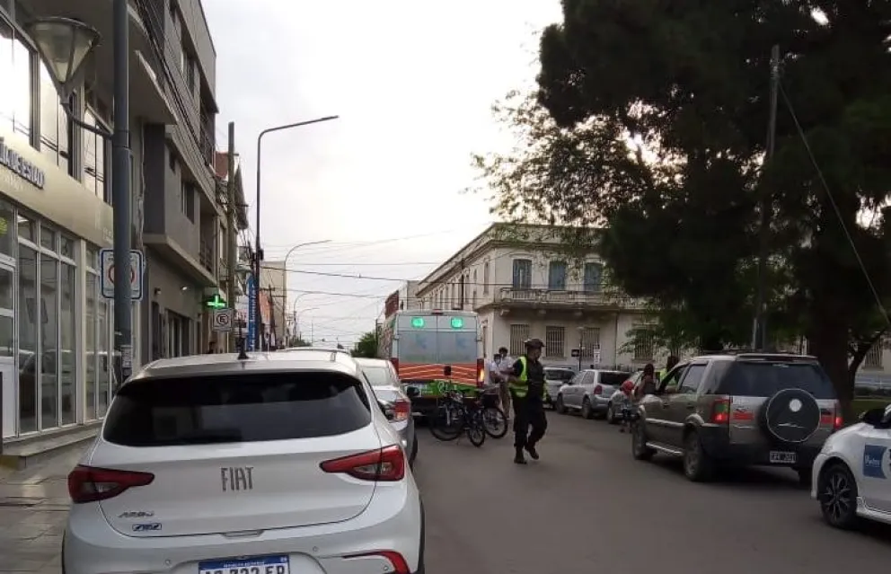 Un motociclista chocó, abandonó a su familia y huyó en pleno centro de Viedma