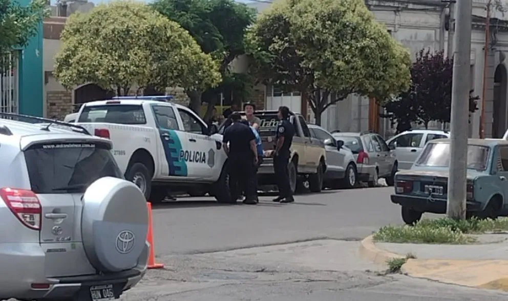 Accidente en Patagones: una camioneta chocó contra dos autos estacionados y debieron cortar el tránsito 