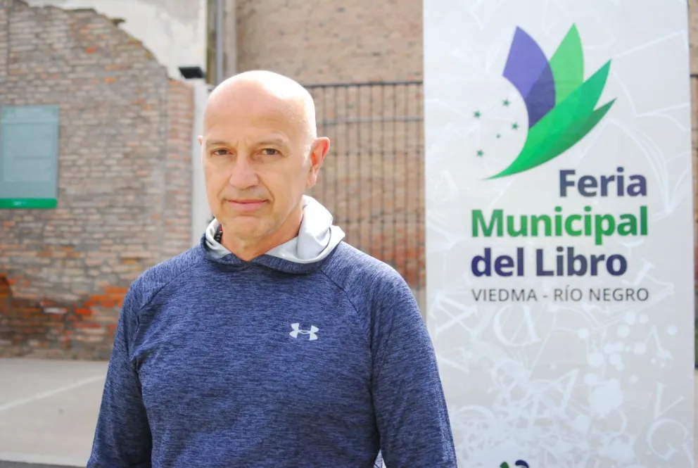 Larraquy pasó por la Feria del Libro en Viedma y dio una charla magistral sobre Malvinas: historia y experiencia vivida