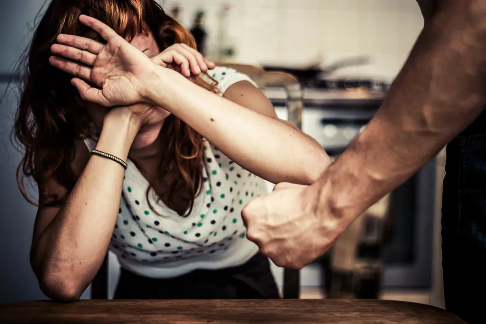 Violencia de género: le pegó una trompada en la cara y siguió pateándola cuando estaba inconsciente