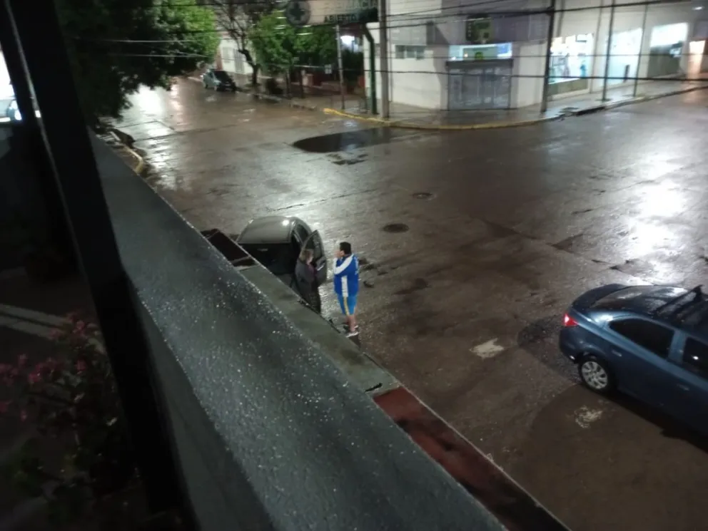 El asfalto mojado dejó a dos automovilistas con sus vehículos averiados en un choque