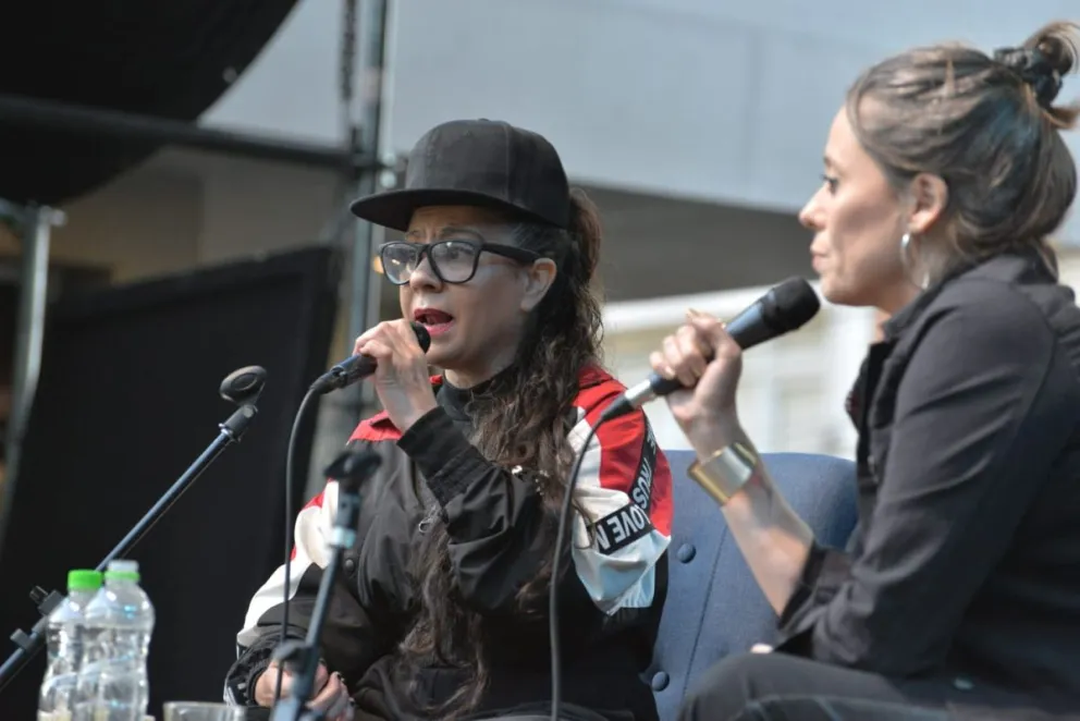 Miss Bolivia presentó Infierno en Viedma: un resaltador flúor sobre la violencia doméstica