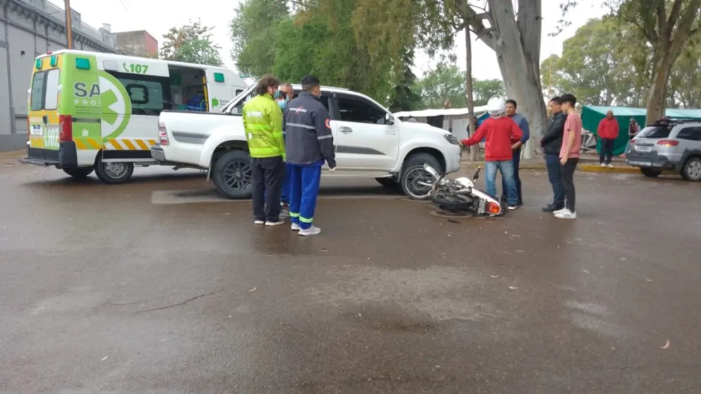 Frente a la plaza Villarino chocaron los conductores de una moto y una camioneta 