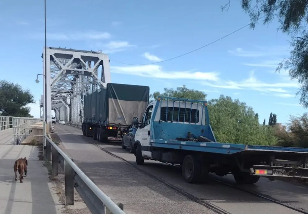 Pese a que está prohibido, un camionero logró pasar a Viedma por el puente ferrocarretero