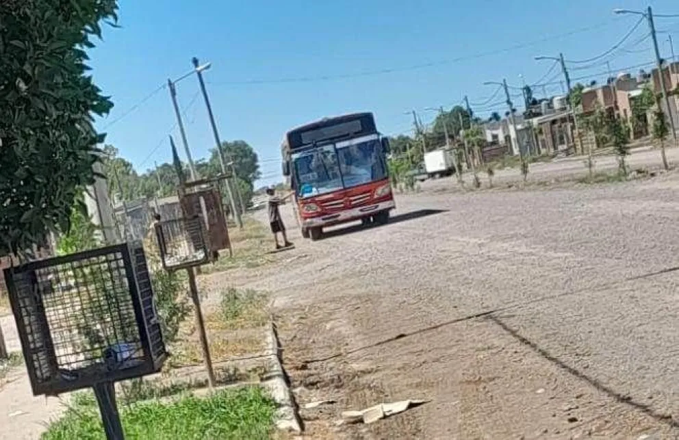 Luego del reclamo este lunes regresó el servicio de colectivos Línea E