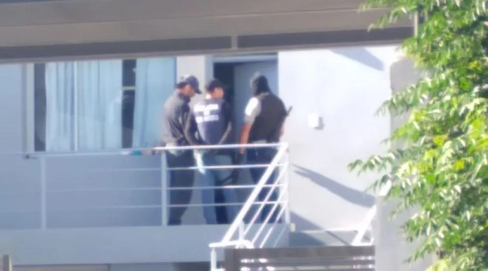Detuvieron a conductor de televisión en su casa: secuestraron computadoras y otros elementos tecnológicos