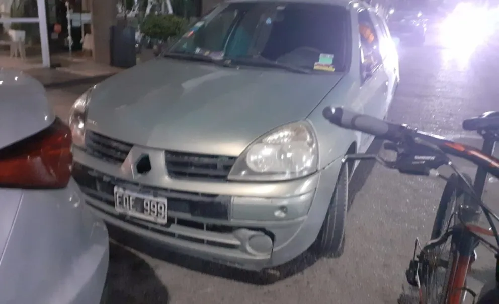 Viedma: abrió la puerta sin mirar, tiró a un ciclista y se fue sin ayudar al joven herido