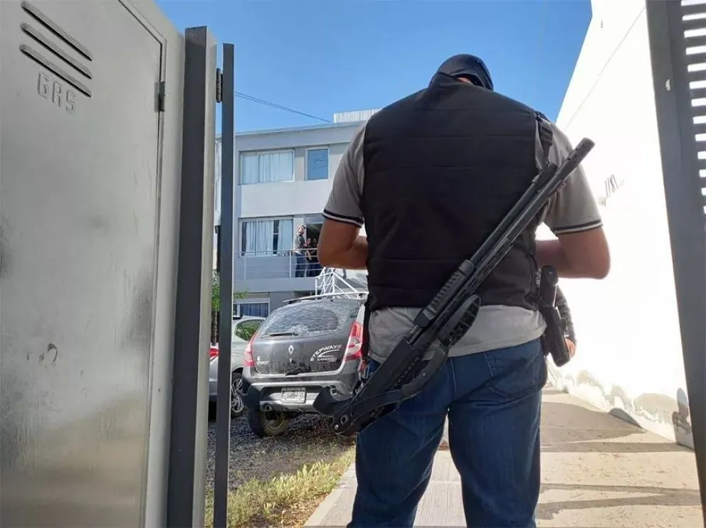 Al menos 400 videos se habrían cargado desde la dirección IP de la casa de Emiliano Gatti