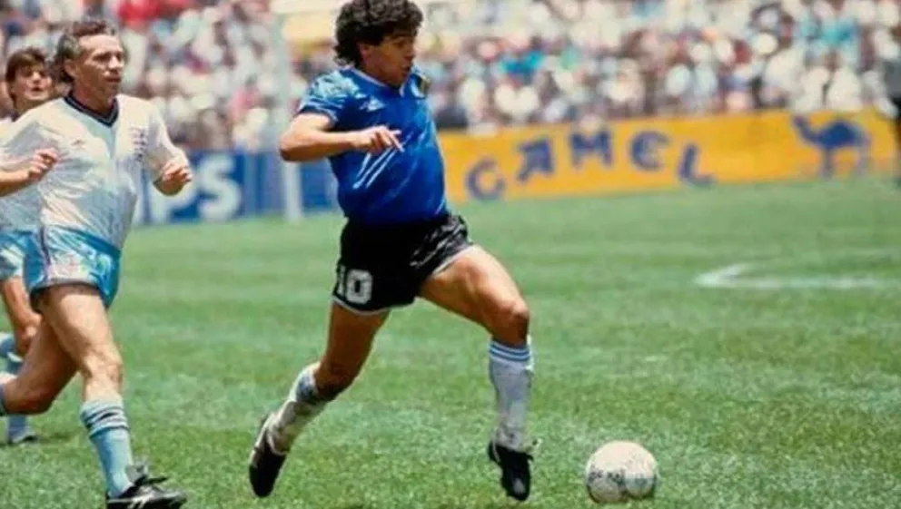 Subasta millonaria: cuánto pagaron por la pelota del segundo gol de Maradona a los ingleses