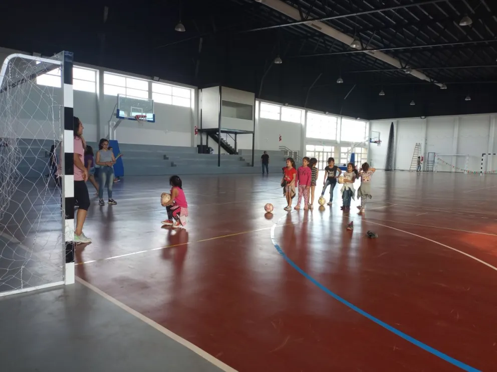 El "Poli" se llenó de chicos con “Camino a una vida más saludable en adolescentes y adultos jóvenes”