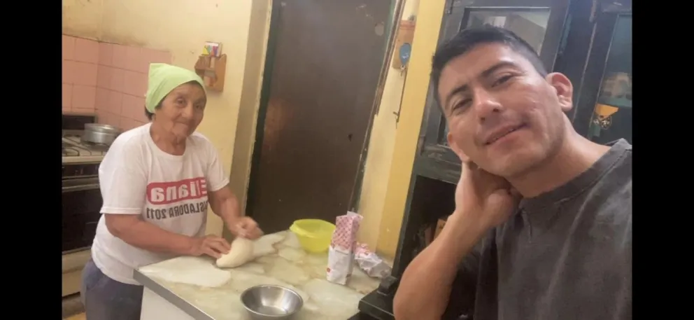 Raúl Figueroa estará en las tribunas alentando a Argentina con una bandera del barrio Lavalle