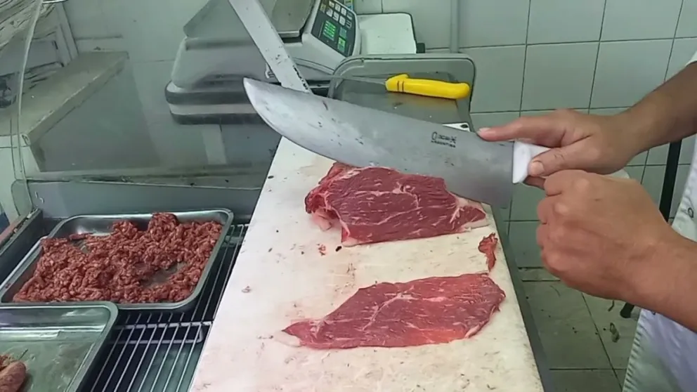 Ladrón ingresó a una carnicería y lo descubrieron cortándose unas milanesas