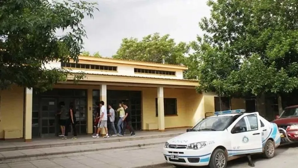 La ESRN N° 35 tiene custodia policial tras los hechos de violencia contra un alumno