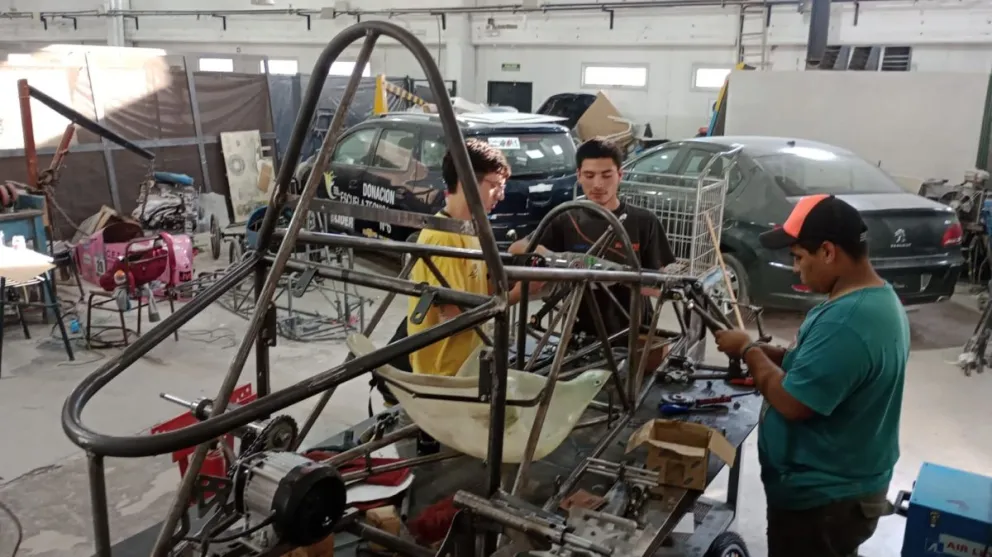 Avanza la puesta a punto del auto ecológico de la lndustrial para competir en Bariloche