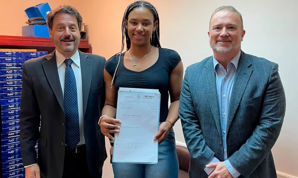 La joven basquetbolista Karla Sarit obtuvo la Ciudadanía Argentina