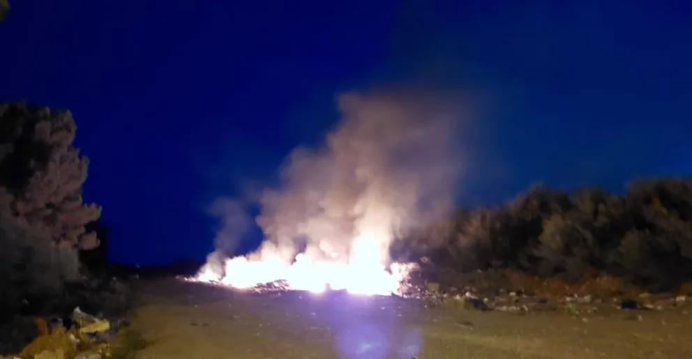 Un basural clandestino se prendió fuego cerca de la colonia del Servicio Penitenciario Federal