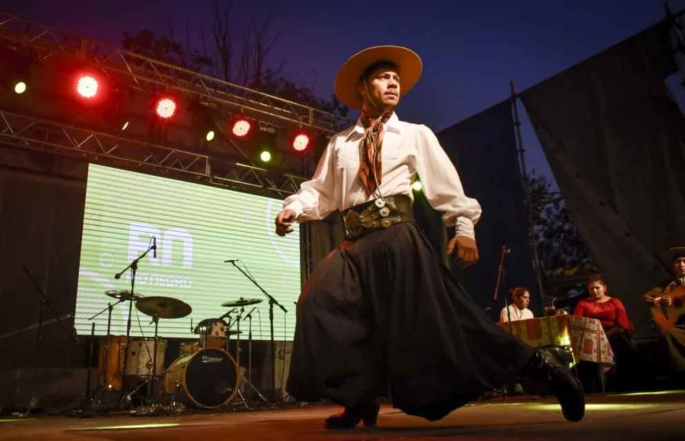 El malambista Lucas Lefinir brilló en la Expo Idevi y se prepara para viajar al Chaco
