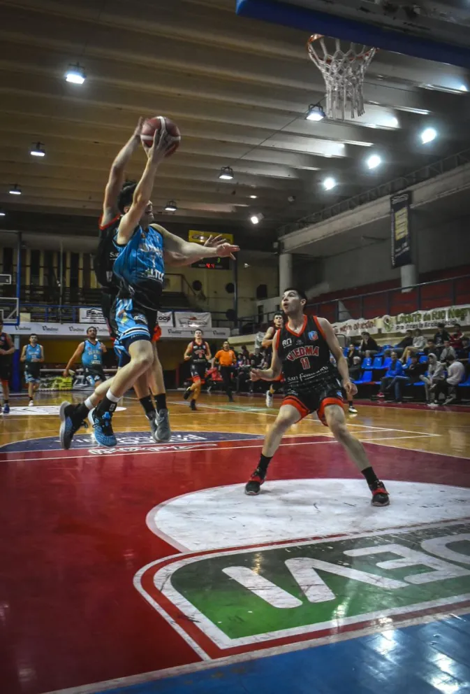 Sol de Mayo brilló en el Polideportivo Ángel Cayetano Arias y quedó en lo alto de la tabla