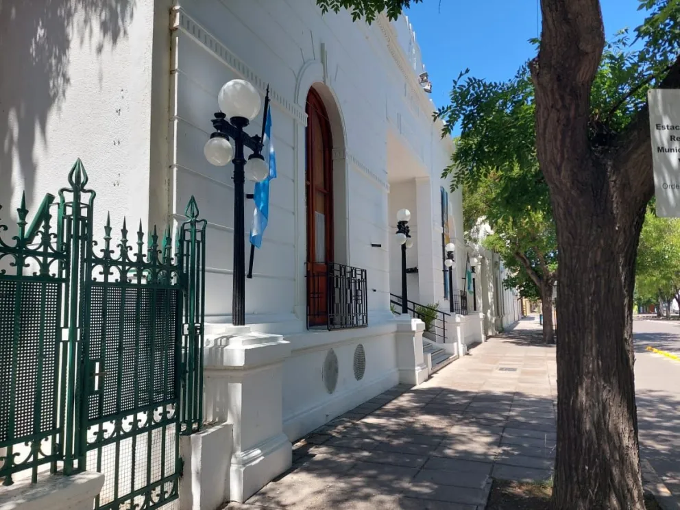 Varios organismos públicos no acataron el decreto nacional que establece duelo en todo el país 