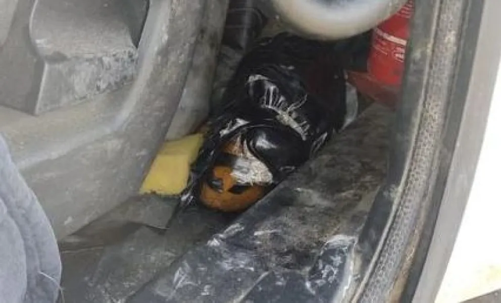Un camionero quiso pasar droga para el sur y terminó detenido