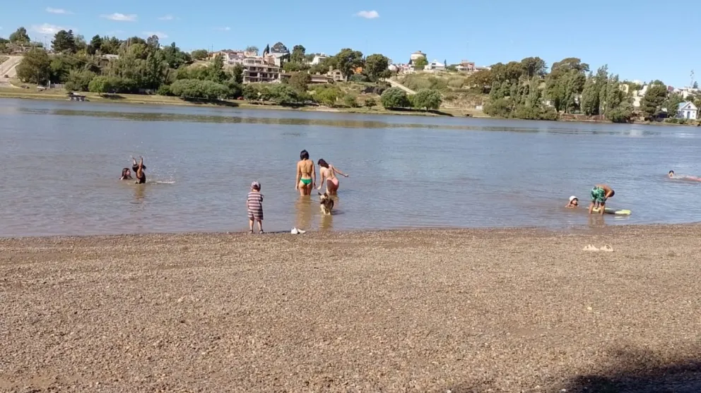 El calor no aflojó, y el río y el mar sin guardavidas, se convirtieron en un refugio para la gente