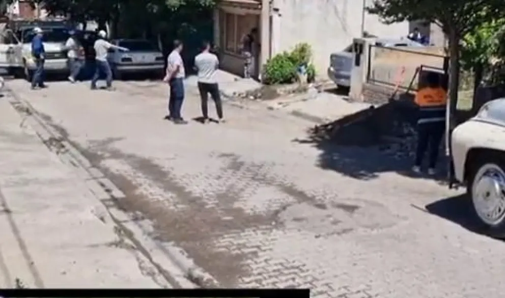 Susto en Patagones por un escape de gas: un auto hizo marcha atrás y le pegó a una cabina que quedó perdiendo 