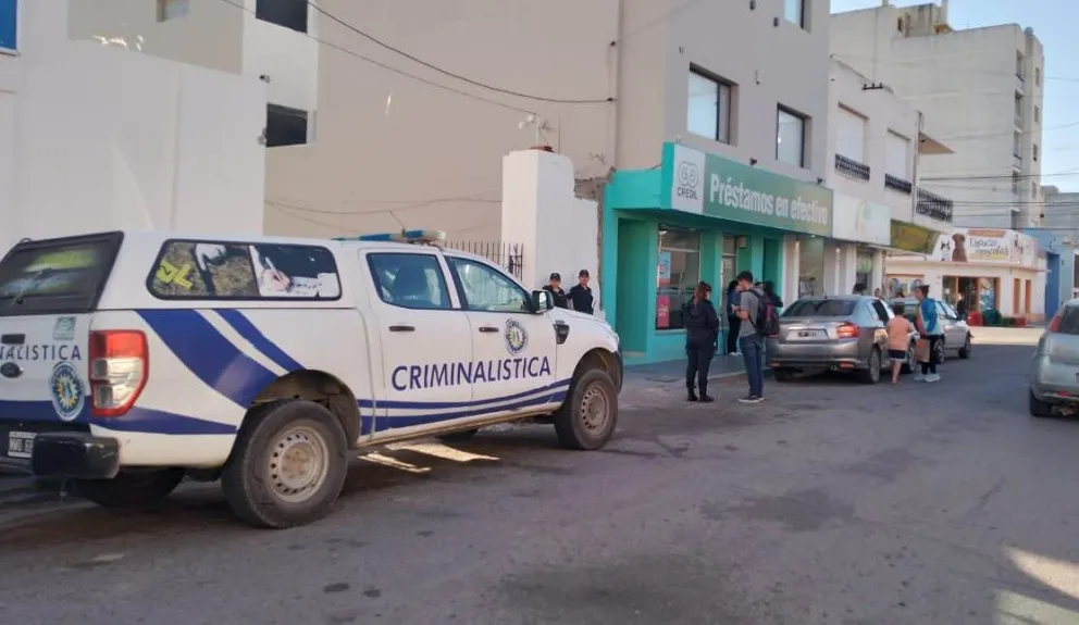 Armados, y de manera muy violenta dos motochorros se llevaron 100 mil pesos de una casa de préstamos 