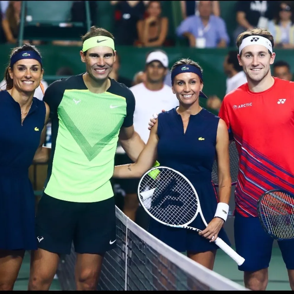 Gabriela Sabatini y Gisela Dulko disputaron una exhibición de dobles mixtos en el “Parque Roca”, ante una multitud