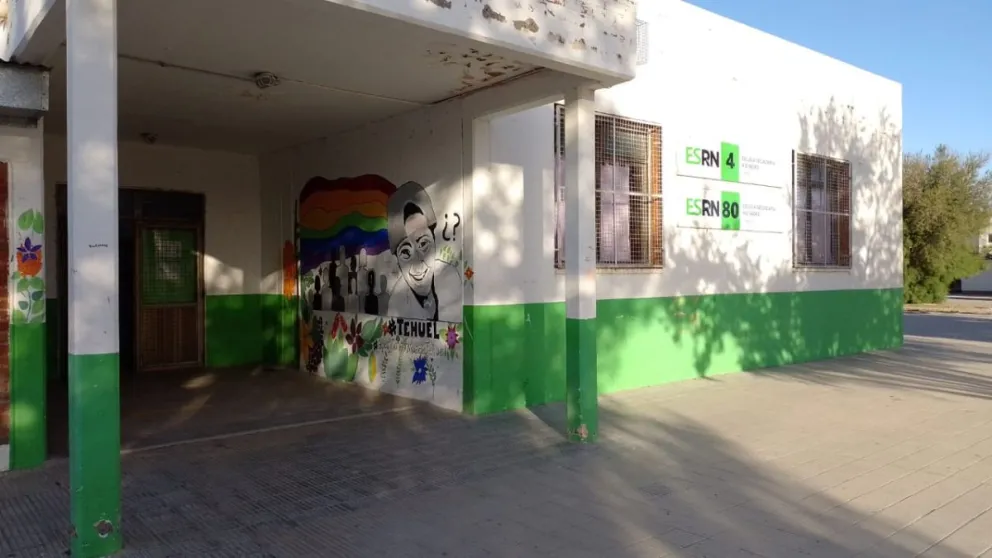 La institución funciona en el edificio de la ESRN 4, ubicado en Aceto y Mazzarello. 