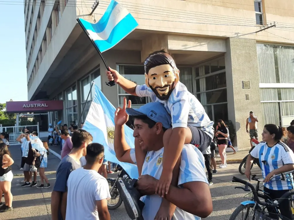 Ahora sí: delirio en la Fuente Pucará tras la primera victoria de Argentina en Qatar