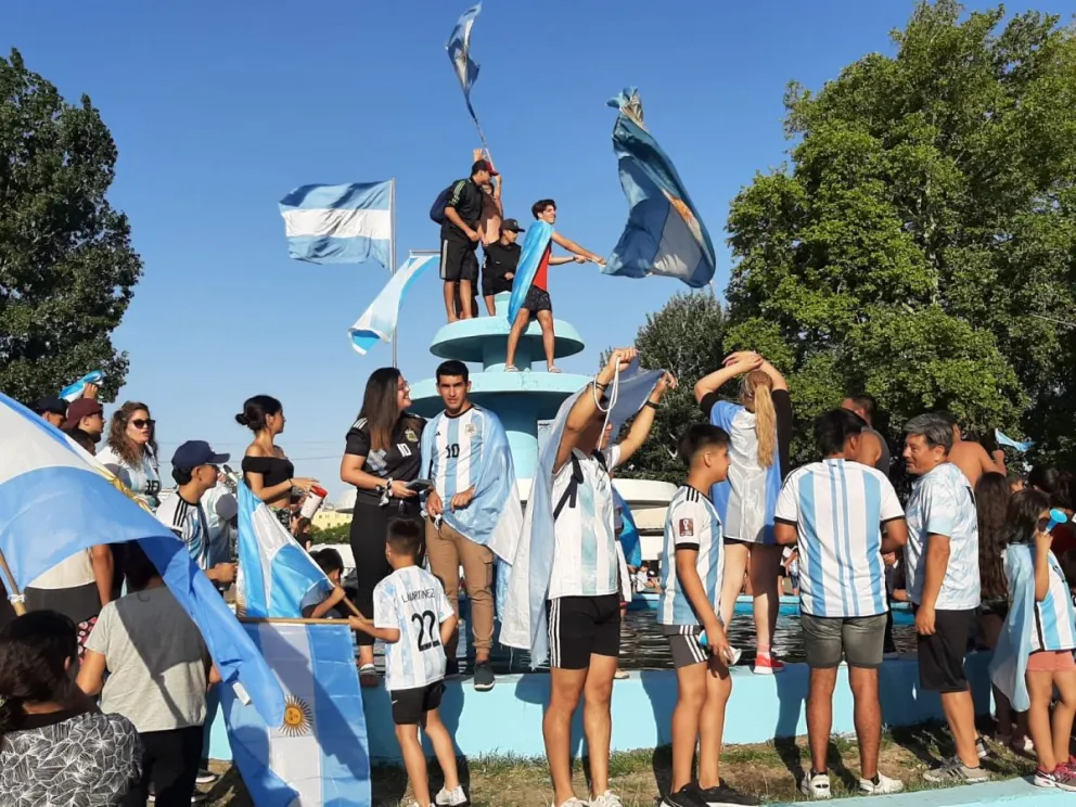 Viedma se prepara para alentar a Argentina frente a Australia: panaderías y otros comercios modifican sus horarios  