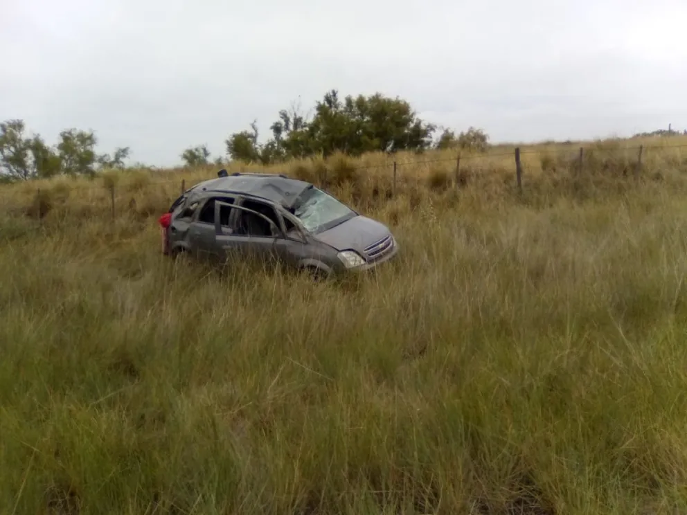 Volcó una Meriva en la ruta 3 y al joven conductor lo salvó el cinturón de seguridad