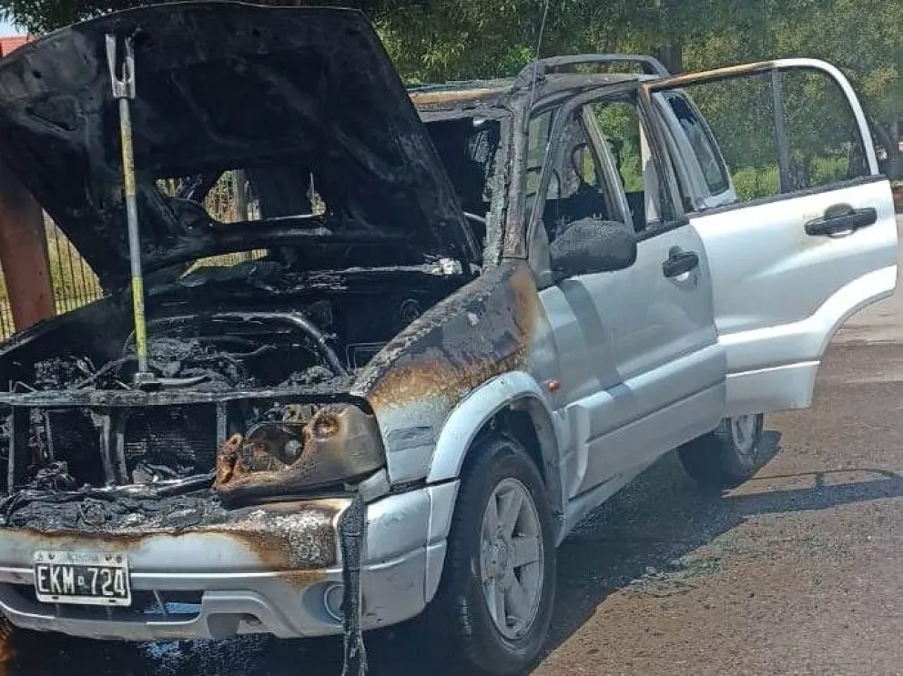 Un automóvil se prendió fuego en la costanera por un aparente desperfecto eléctrico 