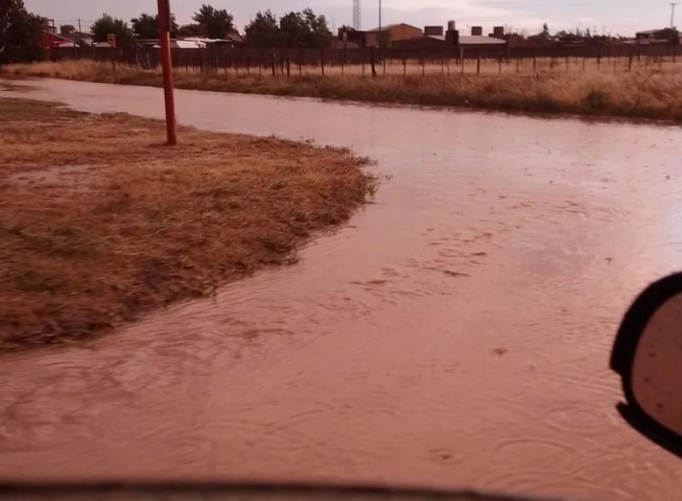 Las calles  se transformaron en cataratas que llegaron al río Negro