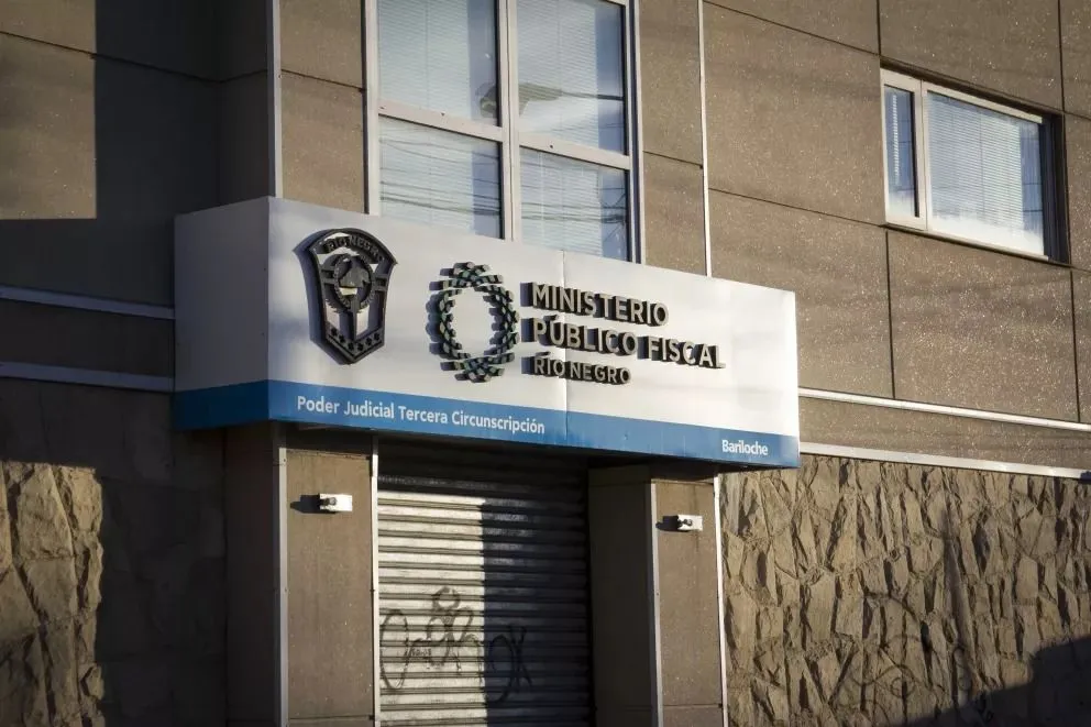 Un horror: dos hombres ebrios intentaron violar a una mujer en una playa pública de Bariloche