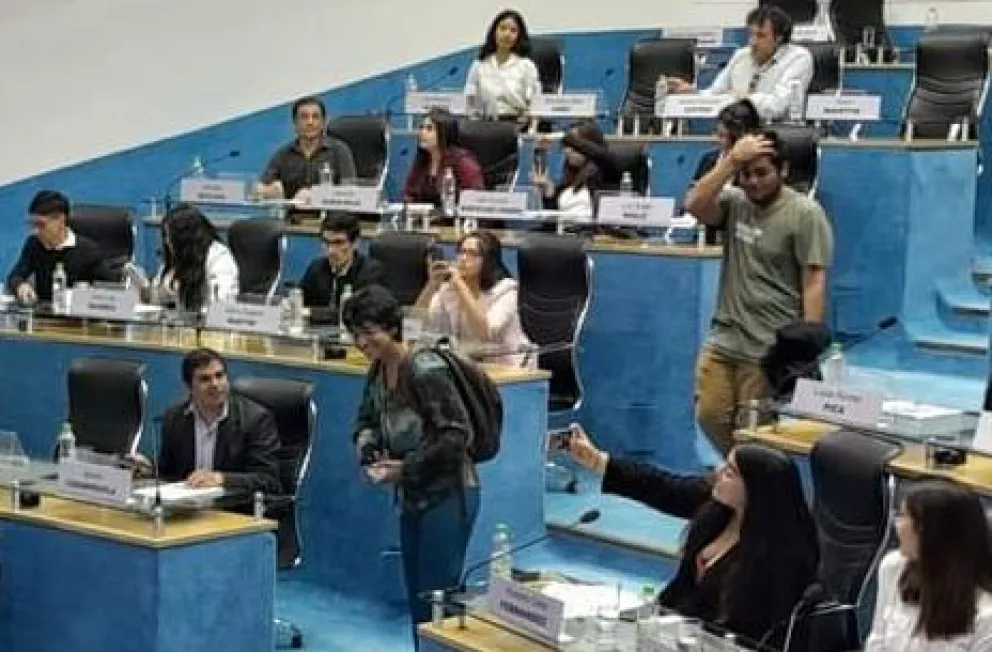 Polítólogos celebraron su día hablando de política en la Legislatura rionegrina