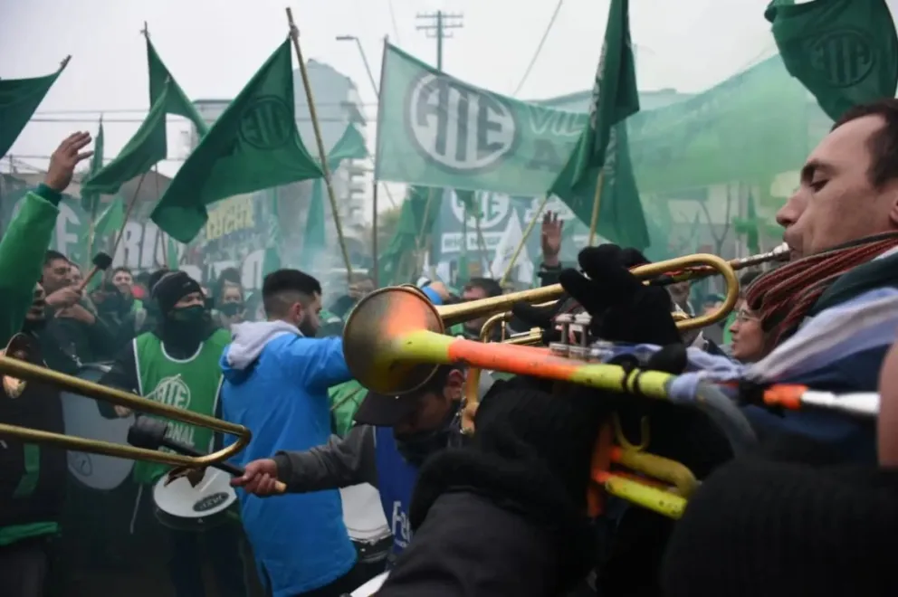 Gobierno convocó y ATE levanta el paro, pero mantiene protesta en Viedma