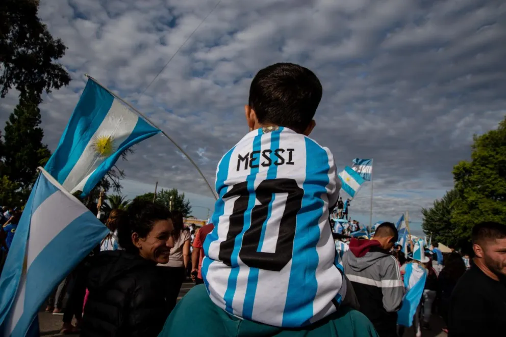 Una costumbre que va creciendo: cientos de viedmenses se acercaron a la Fuente Pucará para festejar una nueva victoria Argentina en el Mundial
