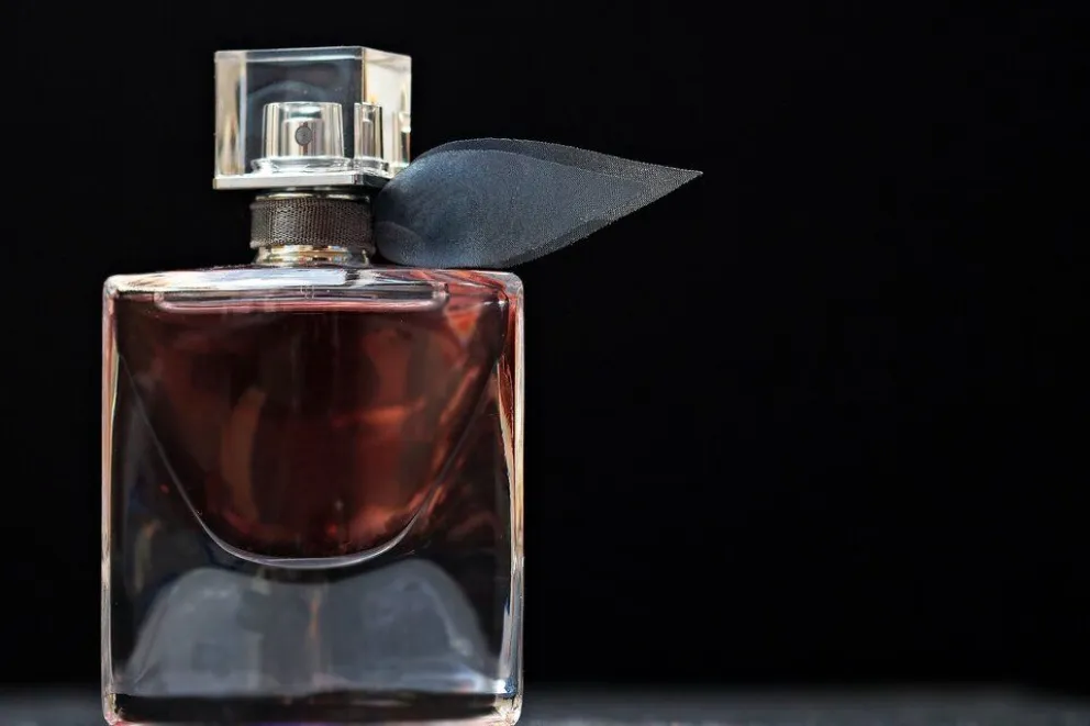 La Anmat prohibió perfumes que promocionan en Instagram y un átomo desinflamante