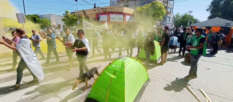 Se multiplicaron las marchas de los gremios en las calles de Viedma 