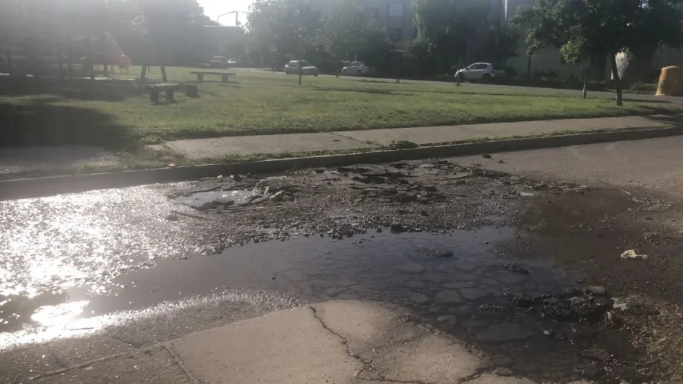 Preocupación en el Amel por las calles que parecen lagunas: “Hay que romper toda la calle y poner el caño nuevo”